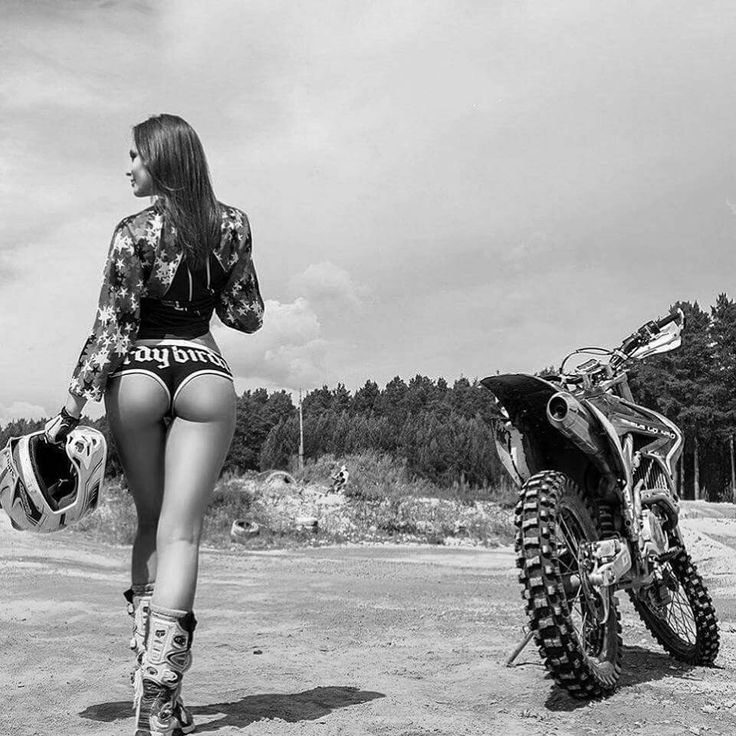 Beautiful girls and motorcycles in Hamheung