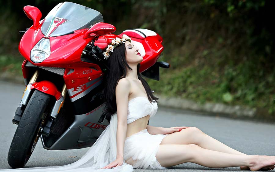 Beautiful girls and motorcycles in Hamheung