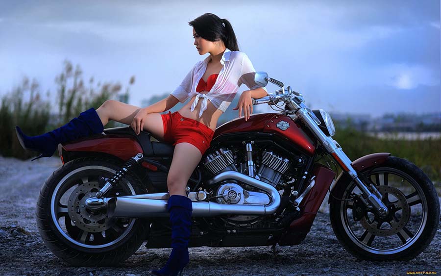 Beautiful girls and motorcycles in Hamheung