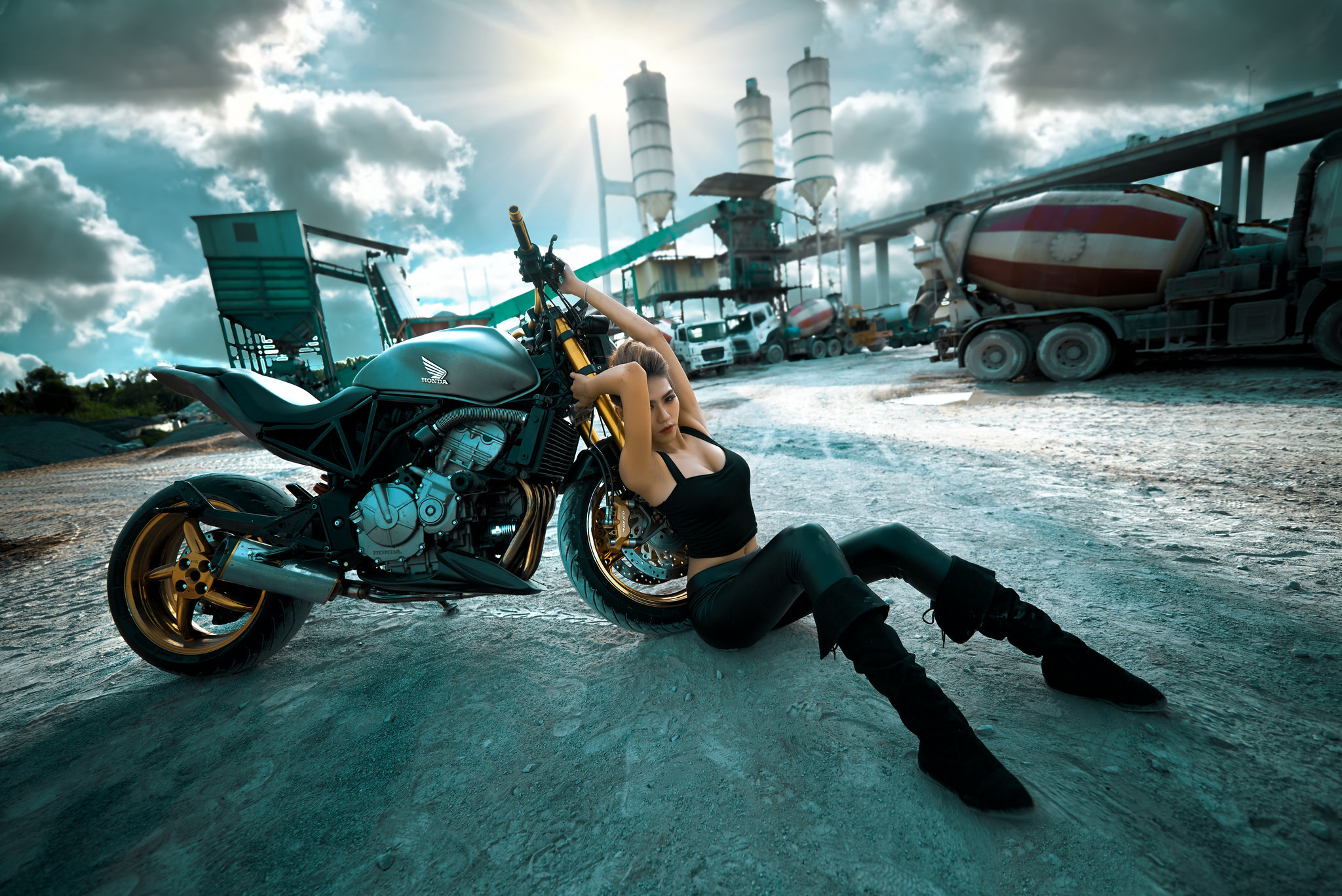 Girls with tattoos and motorcycles in Hamheung