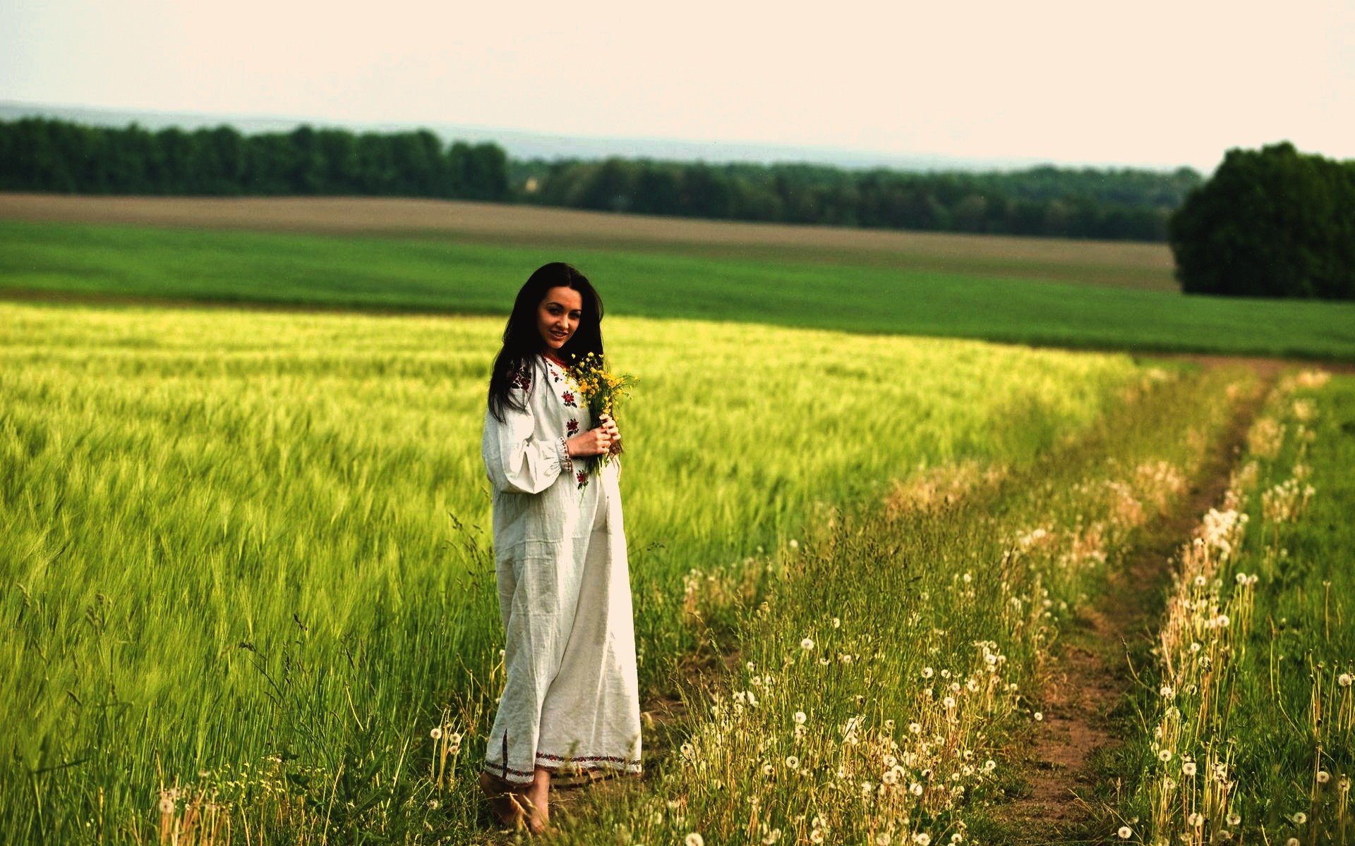 Women in Slavic costumes in Hamheung