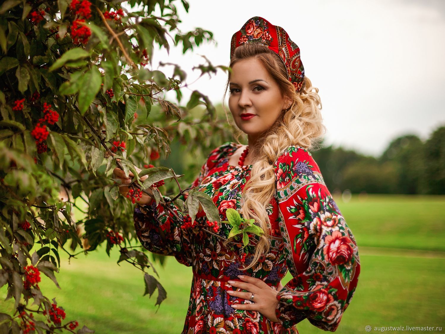 Women in Slavic costumes in Hamheung