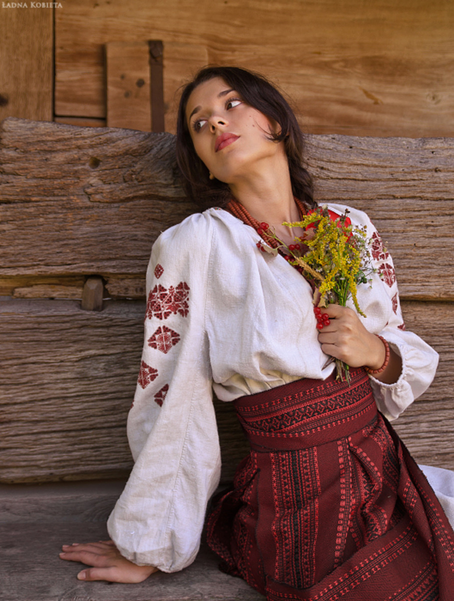 Girls in Slavic costumes in Hamheung