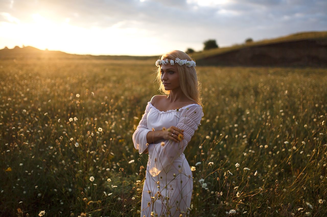 Girls in Slavic costumes in Hamheung