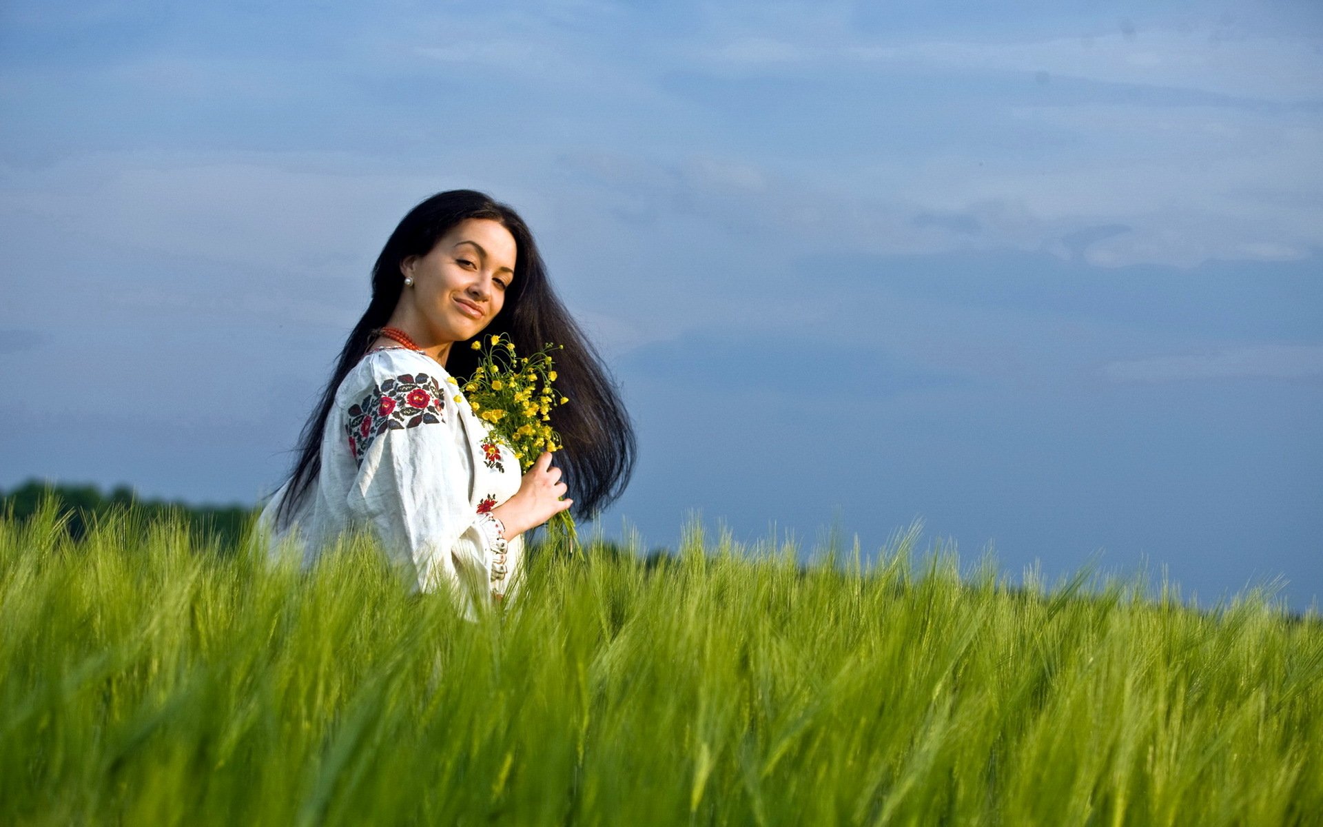 Girls in Slavic costumes in Hamheung