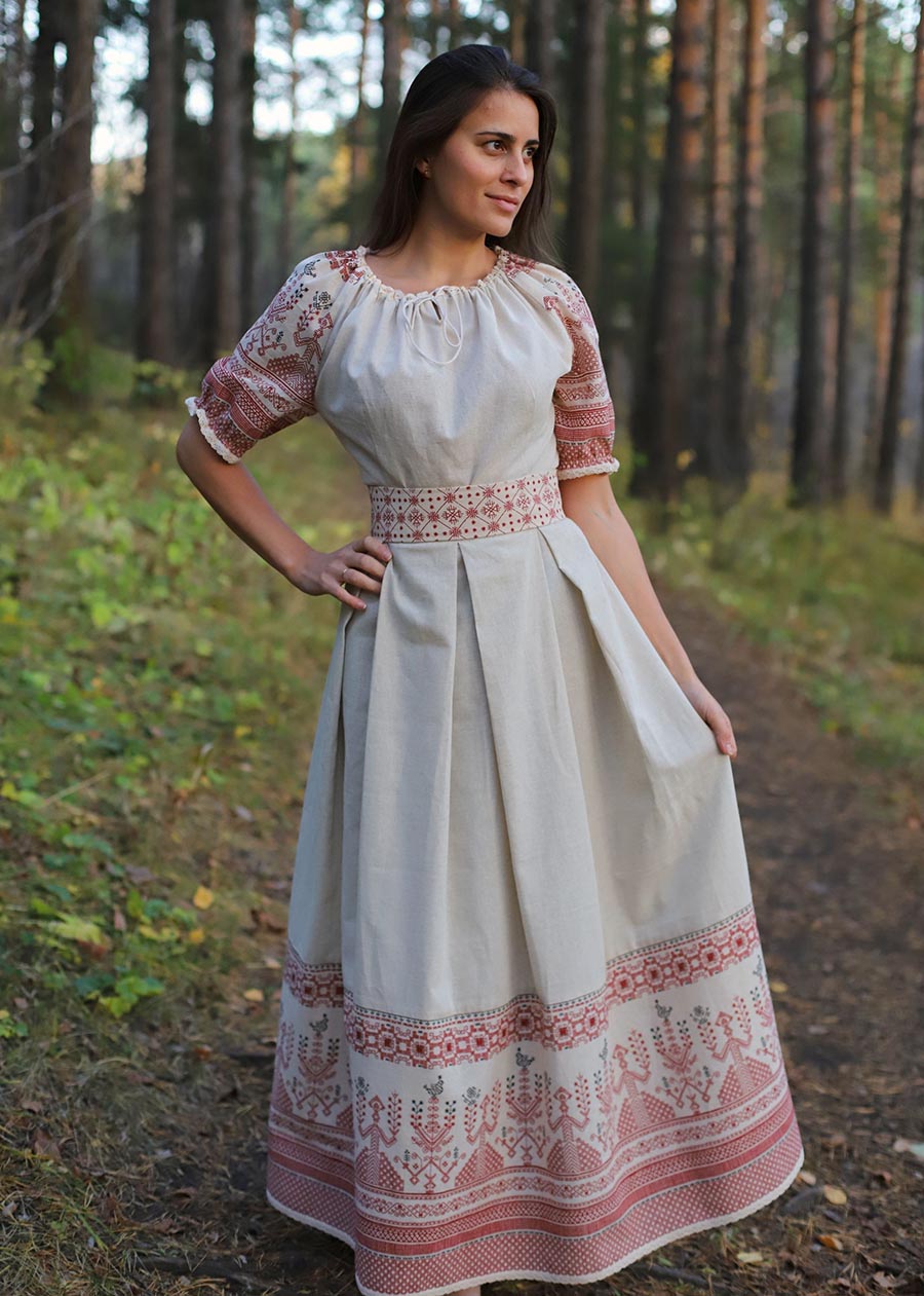 Girls in Slavic costumes in Hamheung