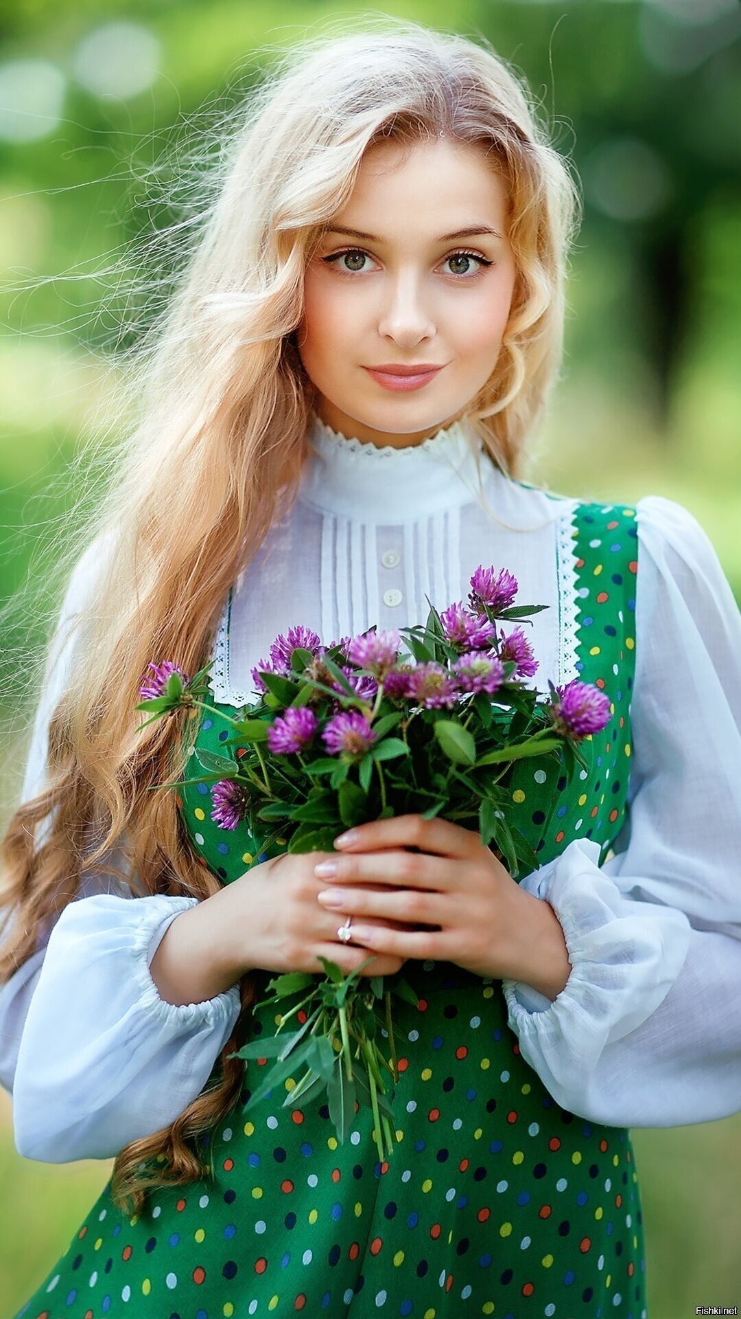 Girls in Slavic costumes in Hamheung